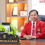Prof. Sukri Palutturi, SKM., M.Kes., MSc., PH., Ph.D., Dekan FKM Unhas, di ruang kerjanya di Kampus Universitas Hasanuddin, Makassar, memimpin penguatan tata kelola program kesehatan berbasis bukti yang telah menjangkau puluhan lokus di Indonesia dan mengukuhkan peran FKM Unhas sebagai mitra strategis Kementerian Kesehatan RI.
